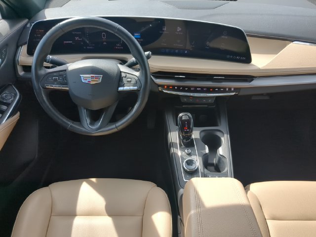 Used 2024 Cadillac XT4 Luxury w/ Cold Weather Package FWD image 17
