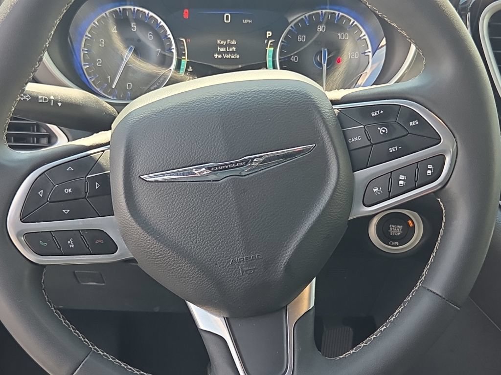 Used 2025 Chrysler Pacifica Select FWD image 32