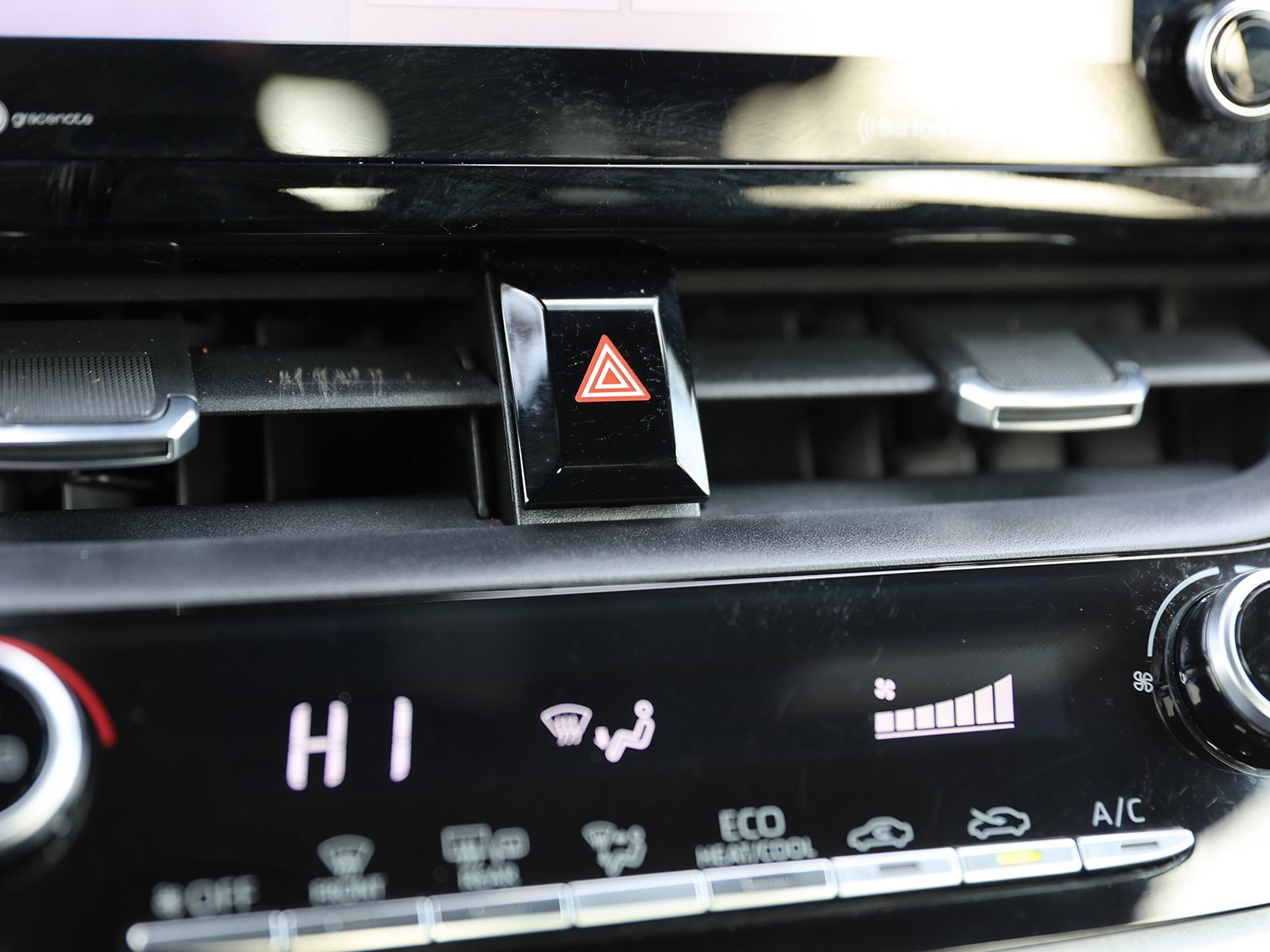 Used 2020 Toyota Corolla SE w/ SE Preferred Package image 25