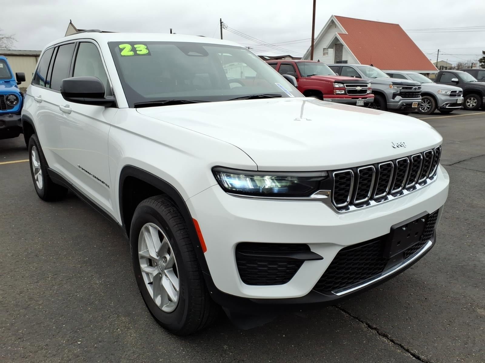 Used 2023 Jeep Grand Cherokee Laredo w/ Luxury Tech Group I AWD/4WD image 3