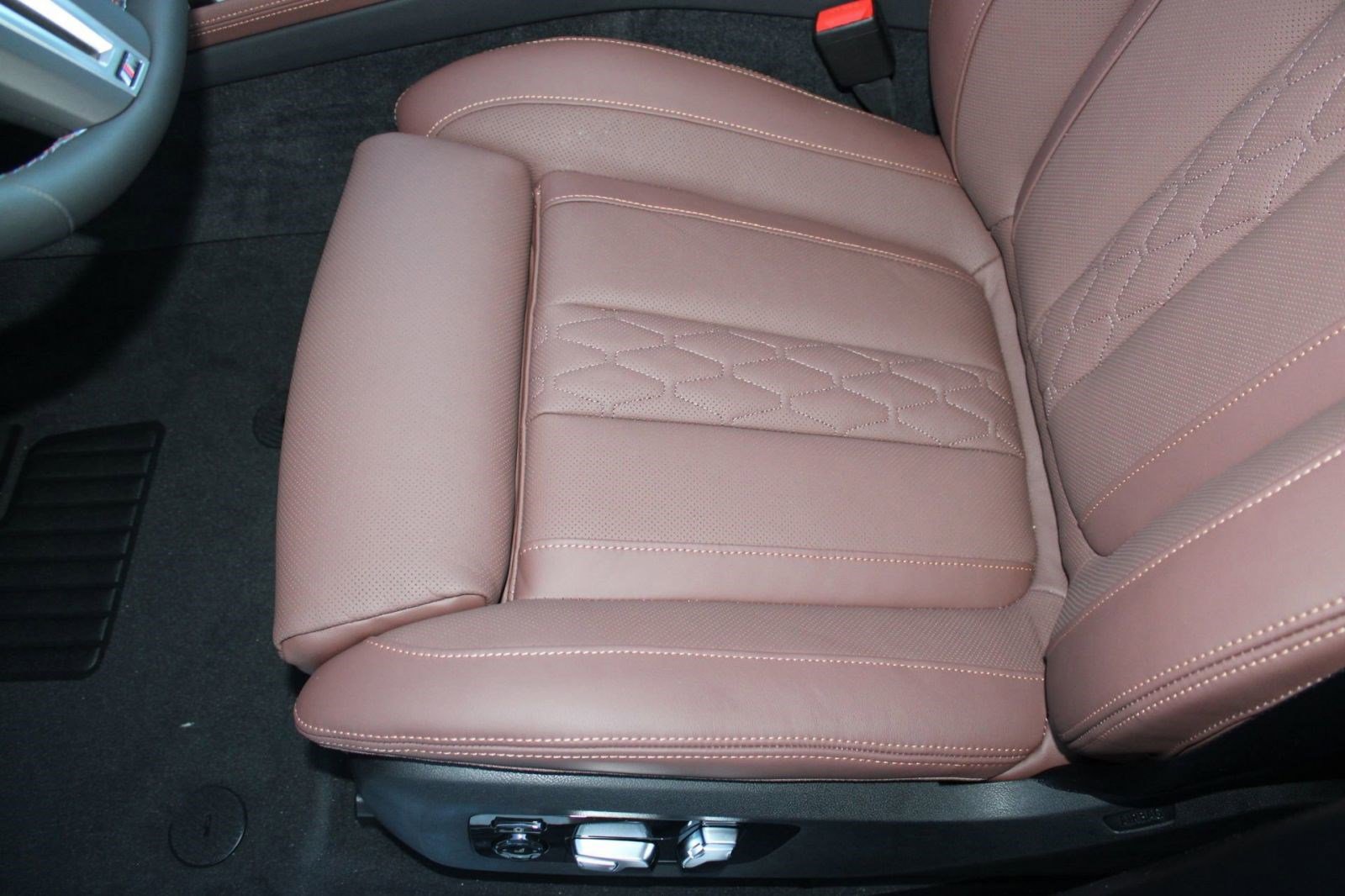 New 2026 BMW X7 M60i image 14