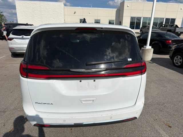 Used 2023 Chrysler Pacifica Touring-L FWD image 3