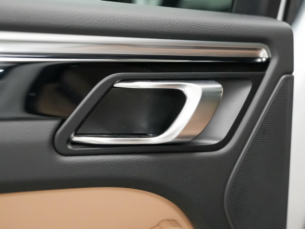 Certified 2023 Porsche Macan AWD/4WD image 15