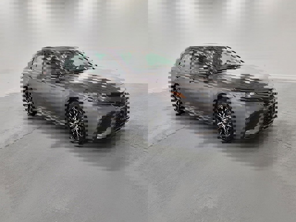 Used 2023 Toyota Camry SE image 2