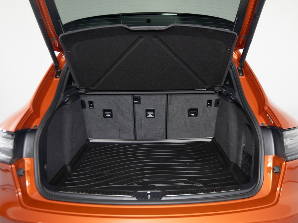 Certified 2025 Porsche Macan image 40