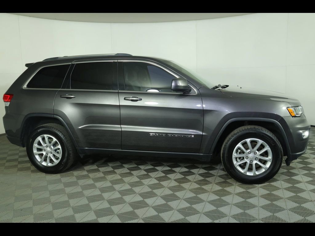 Used 2021 Jeep Grand Cherokee Laredo image 2