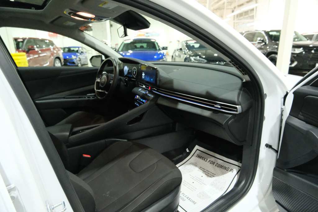 Used 2025 Hyundai Elantra SEL FWD image 30