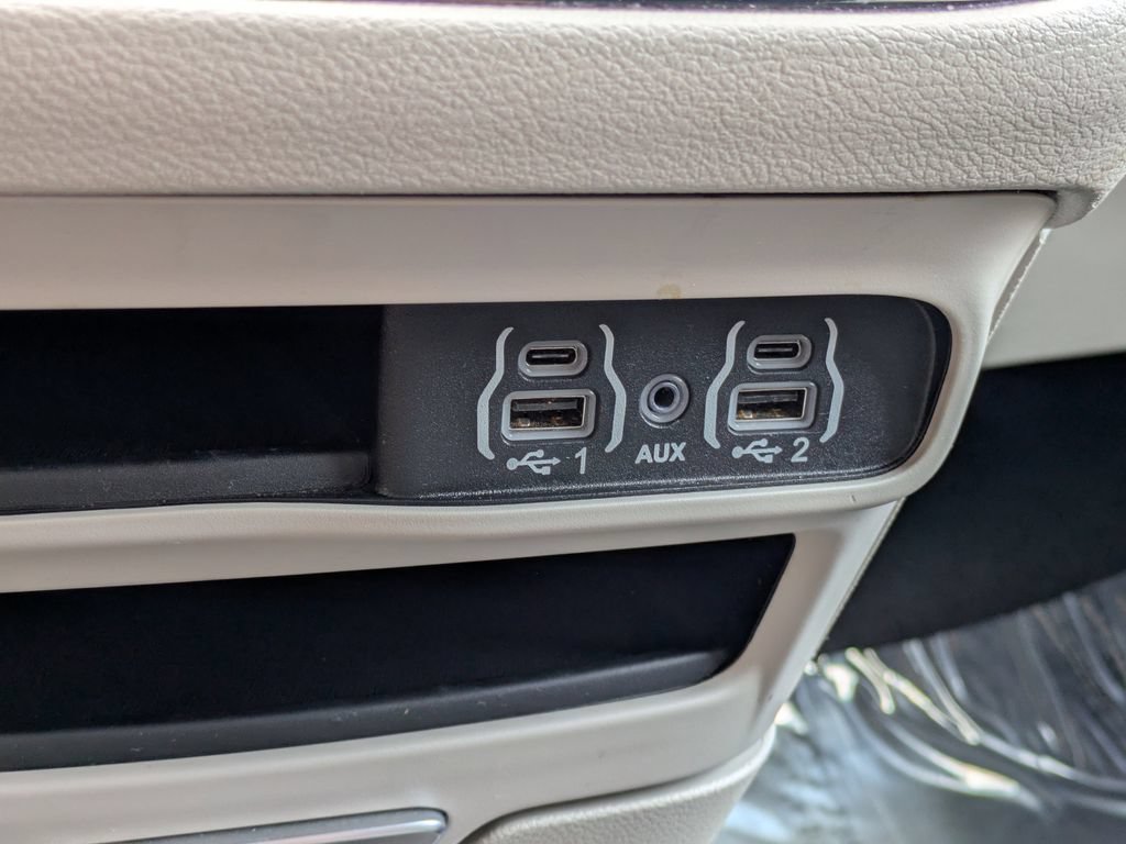 Used 2024 Chrysler Pacifica Touring-L FWD image 25