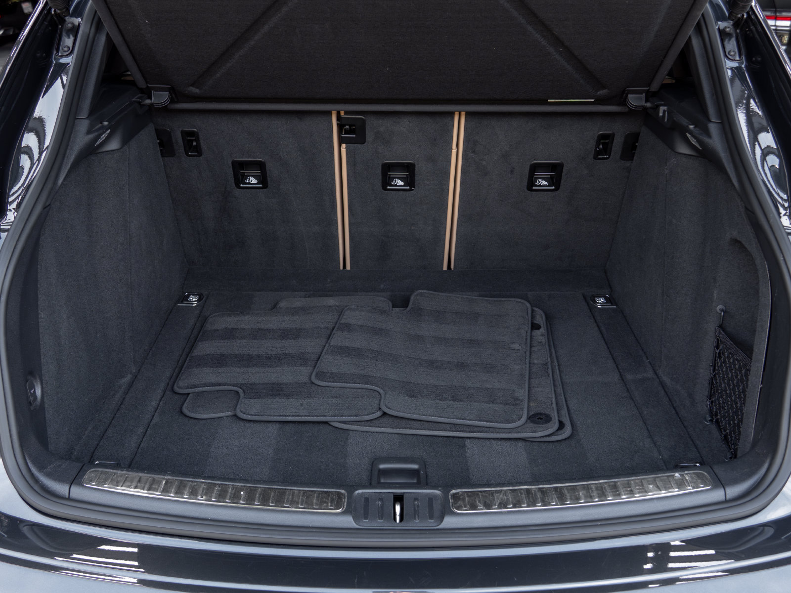 Certified 2023 Porsche Macan AWD/4WD image 46