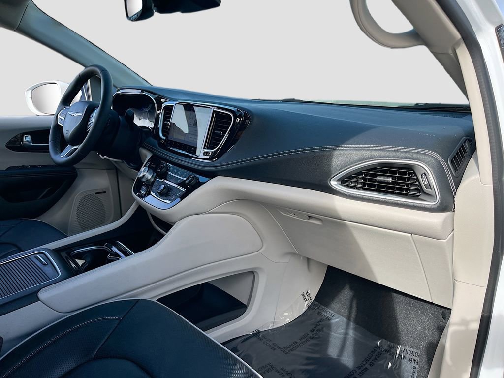 Certified 2022 Chrysler Pacifica Limited image 32