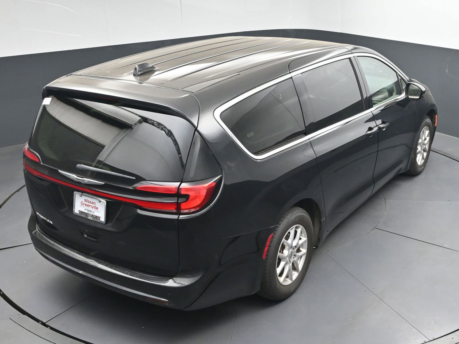 Used 2023 Chrysler Pacifica Touring-L image 36