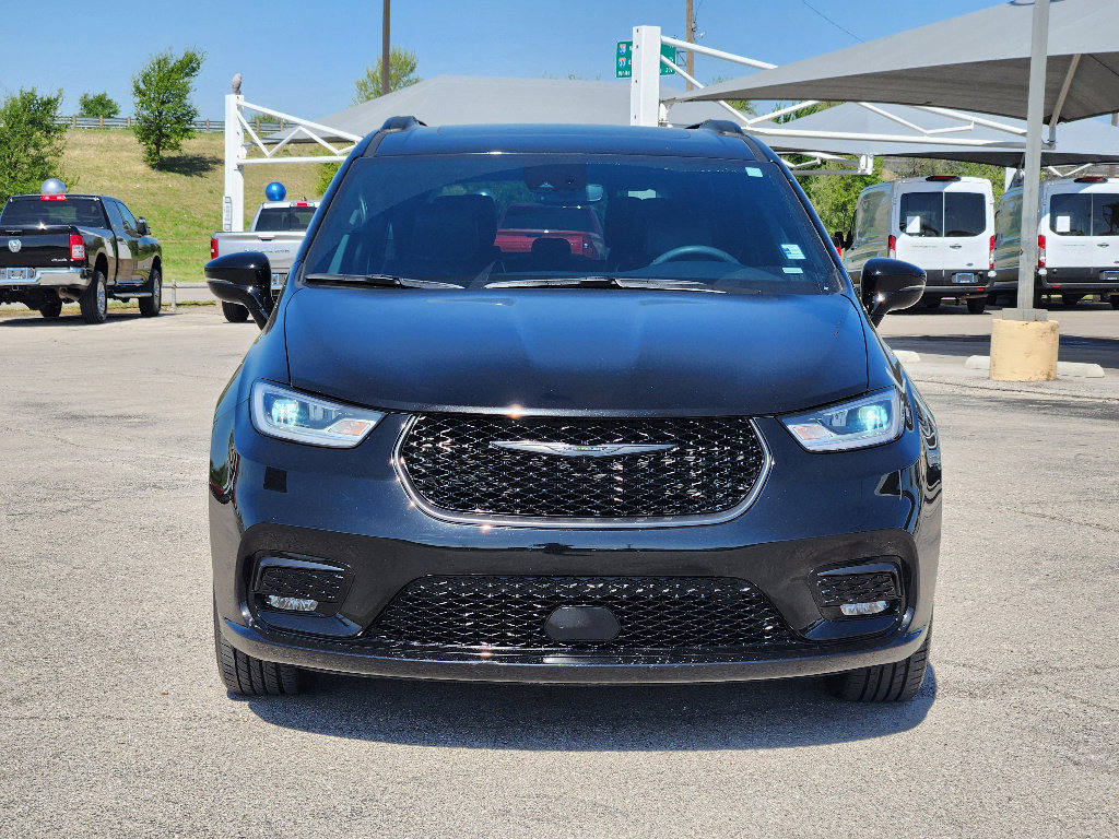 Used 2025 Chrysler Pacifica Limited image 2