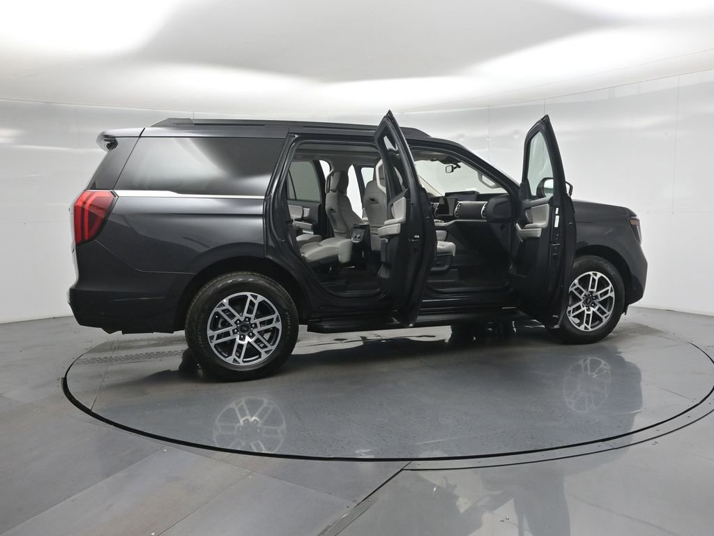 Certified 2025 Ford Expedition Active AWD/4WD image 5