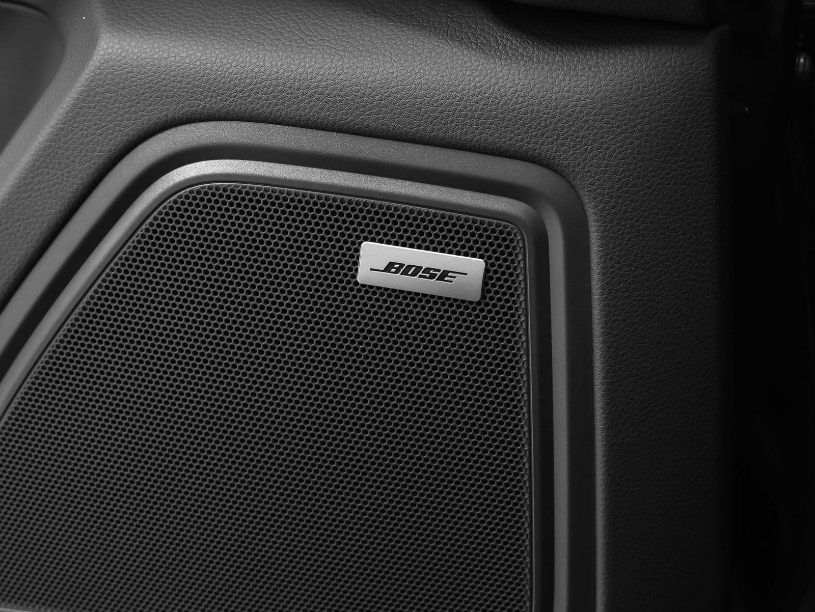 Certified 2025 Porsche Macan AWD/4WD image 36