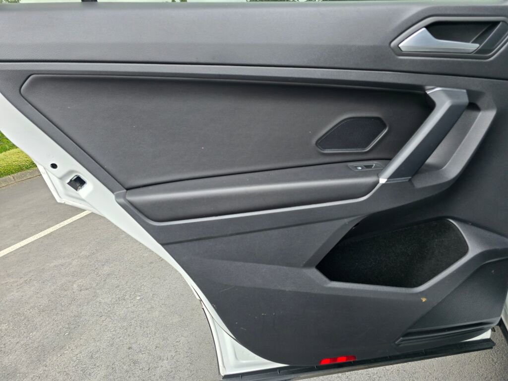 Used 2020 Volkswagen Tiguan SE image 39