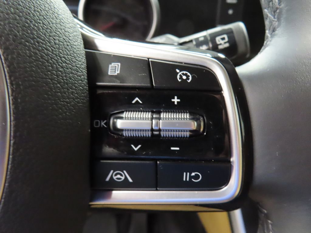 Used 2022 Kia Carnival LX FWD image 43