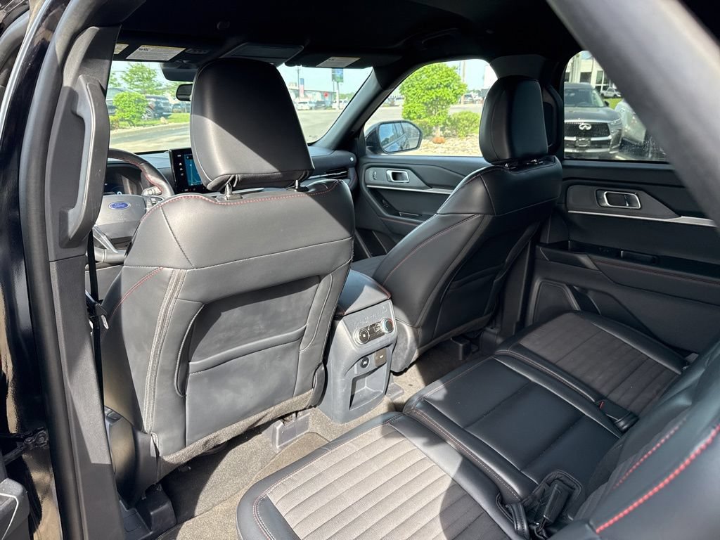 Used 2025 Ford Explorer ST-Line w/ ST-Line Street Pack AWD/4WD image 18