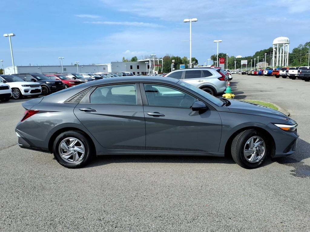 Used 2025 Hyundai Elantra SE FWD image 2