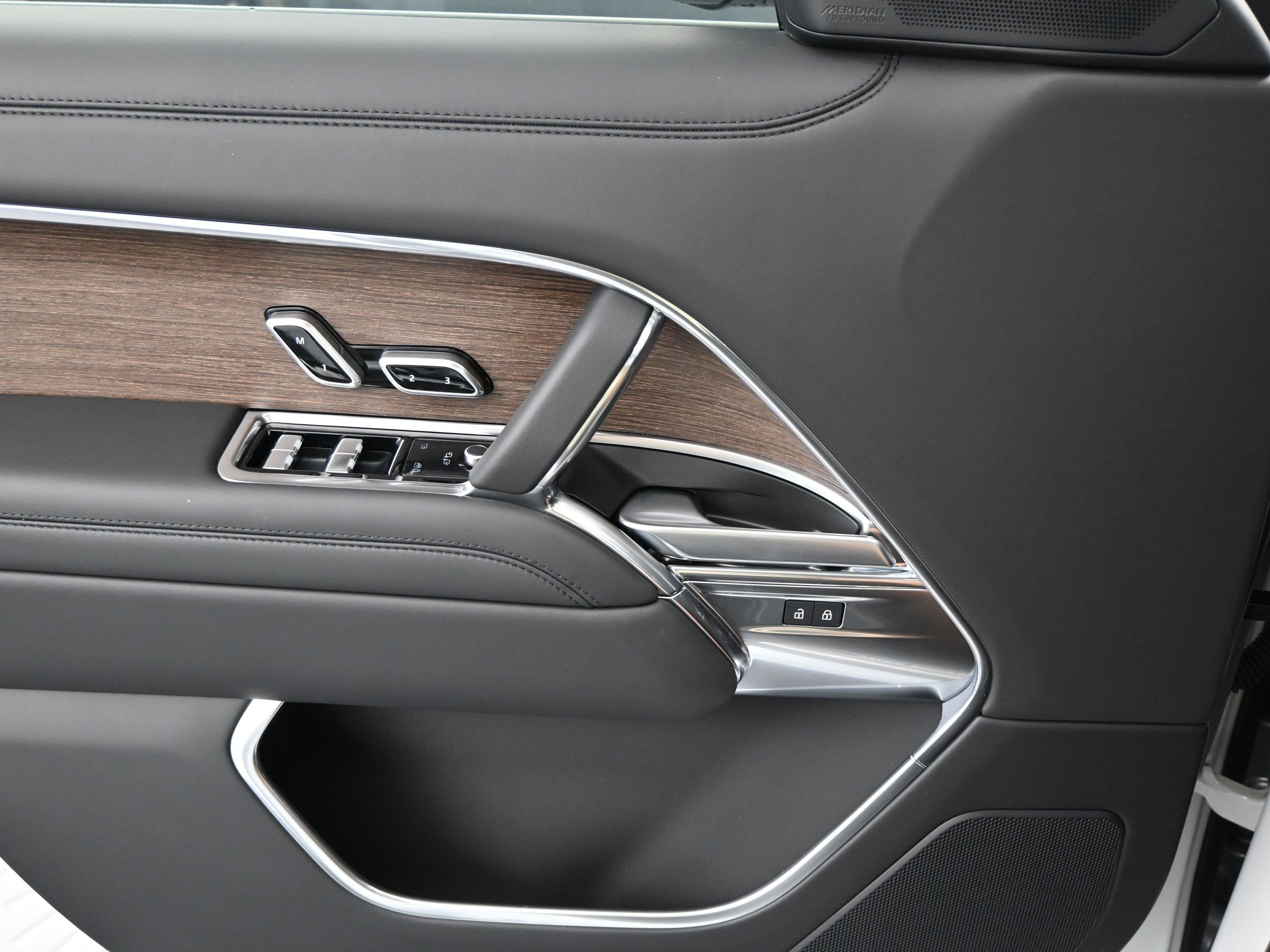 New 2025 Land Rover Range Rover Long Wheelbase SE image 12