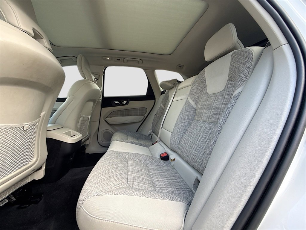 Used 2022 Volvo XC60 B5 Momentum image 27