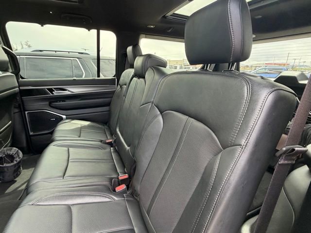 Used 2023 Jeep Wagoneer Series II w/ Convenience Group I AWD/4WD image 4