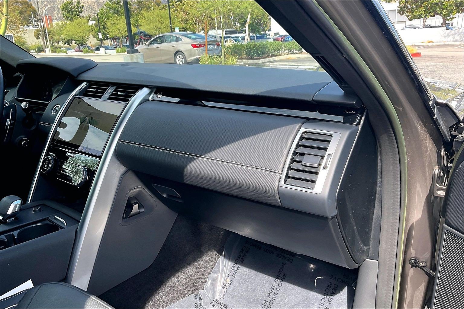 Used 2023 Land Rover Discovery HSE R-Dynamic AWD/4WD image 18