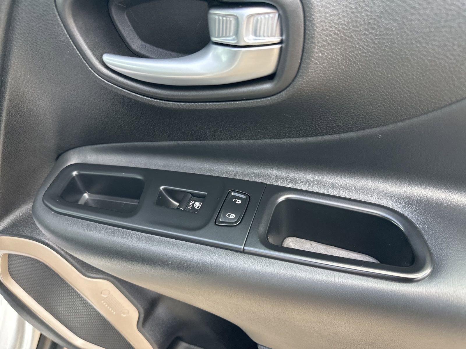 Used 2016 Jeep Renegade Limited AWD/4WD image 39