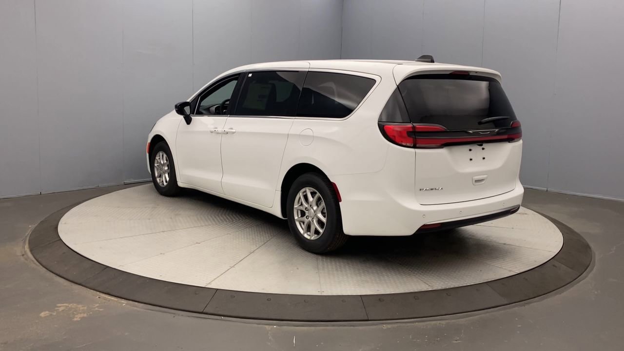 New 2027 Chrysler Pacifica Select FWD image 3