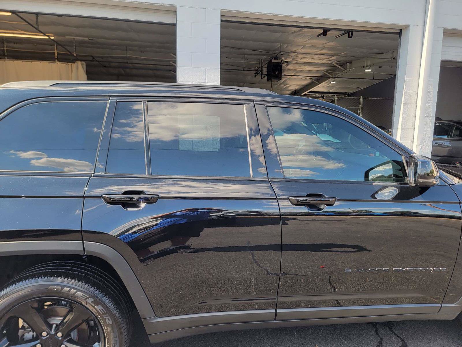Used 2025 Jeep Grand Cherokee Altitude AWD/4WD image 4