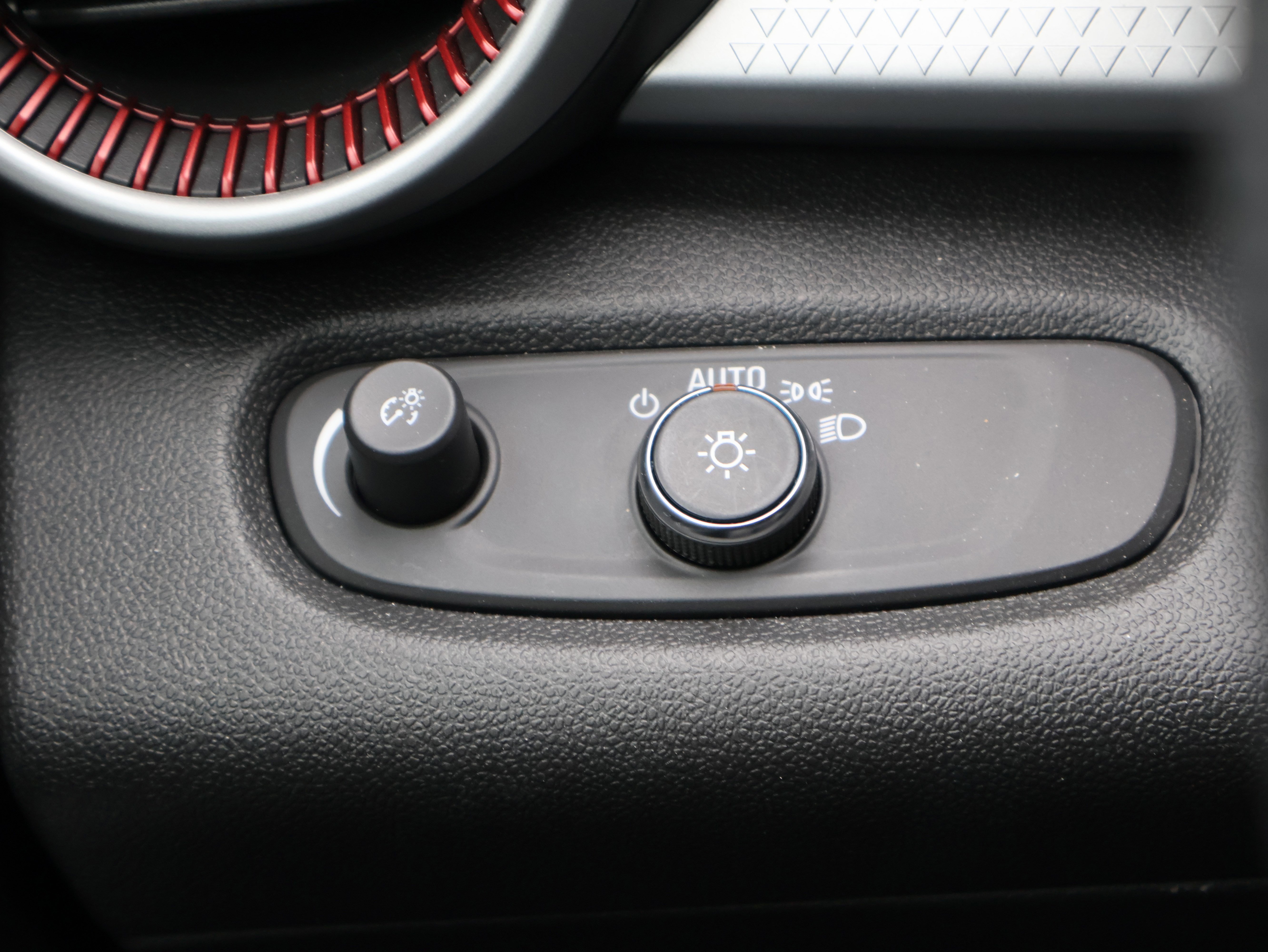 Used 2025 Chevrolet Trax RS w/ Sunroof Package image 37