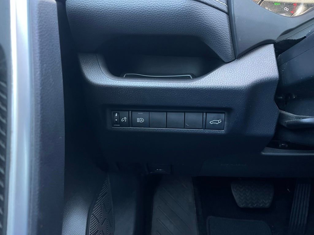 Used 2022 Toyota RAV4 XLE w/ Convenience Package FWD image 12