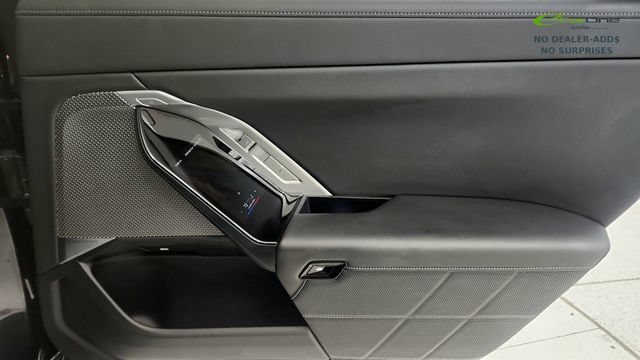 Used 2025 BMW i7 xDrive60 w/ Executive Package RWD image 42