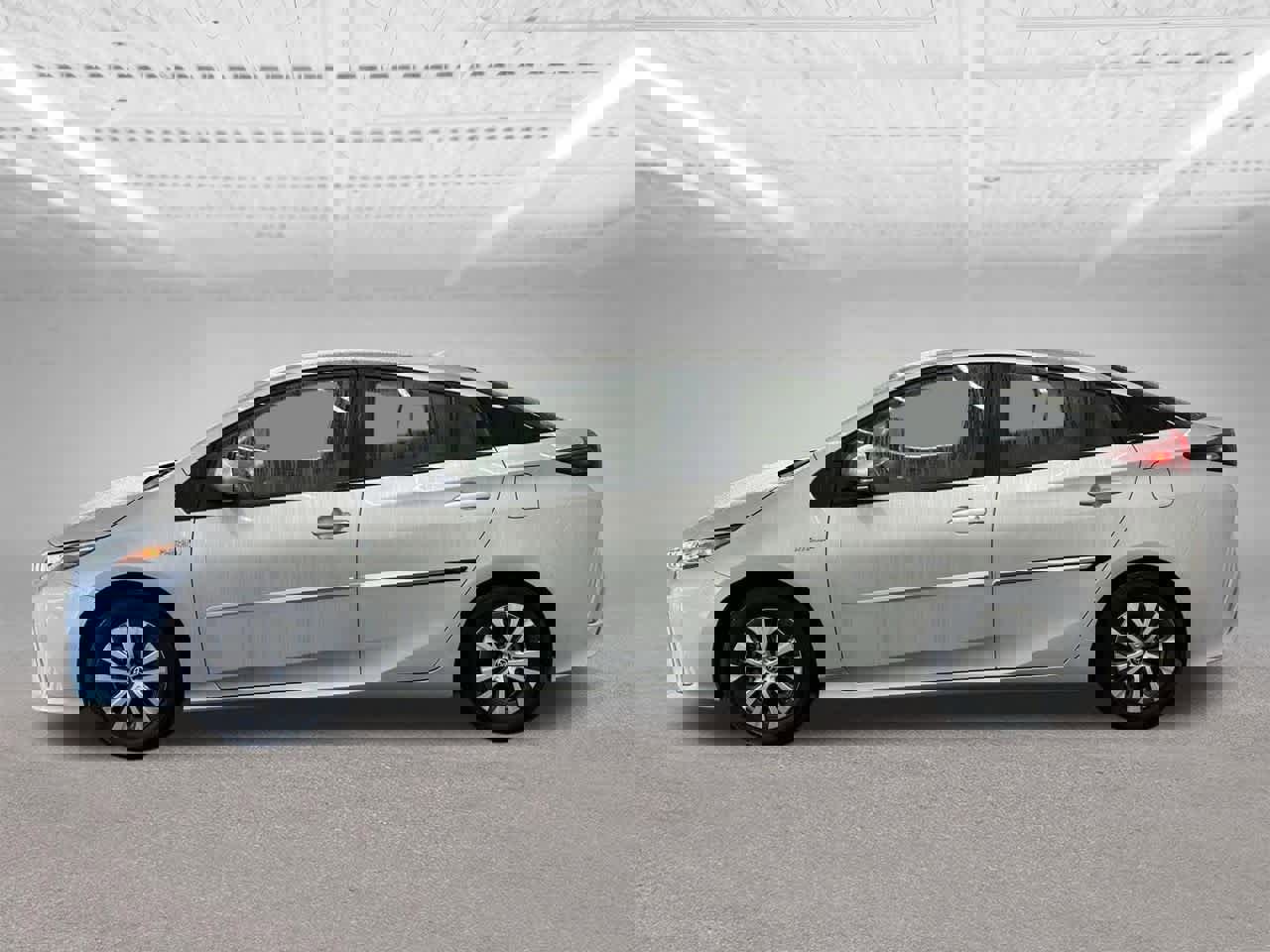 Used 2022 Toyota Prius Prime LE image 2