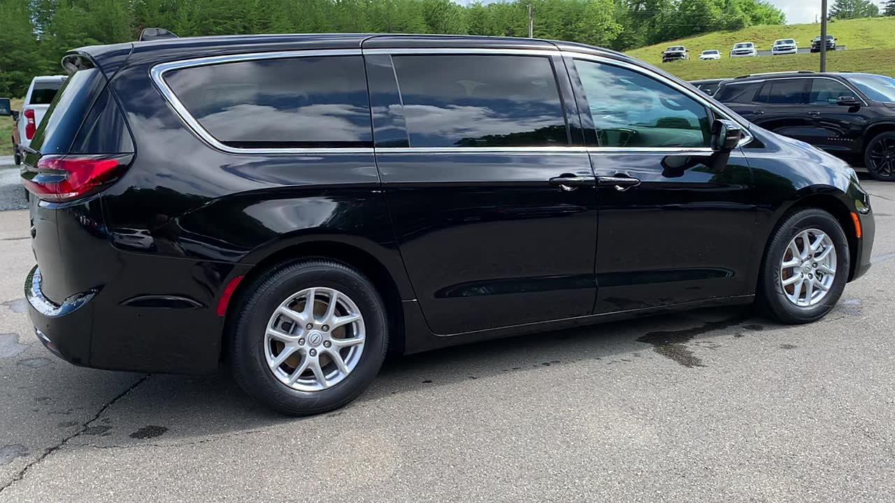 Used 2025 Chrysler Pacifica Select FWD image 4