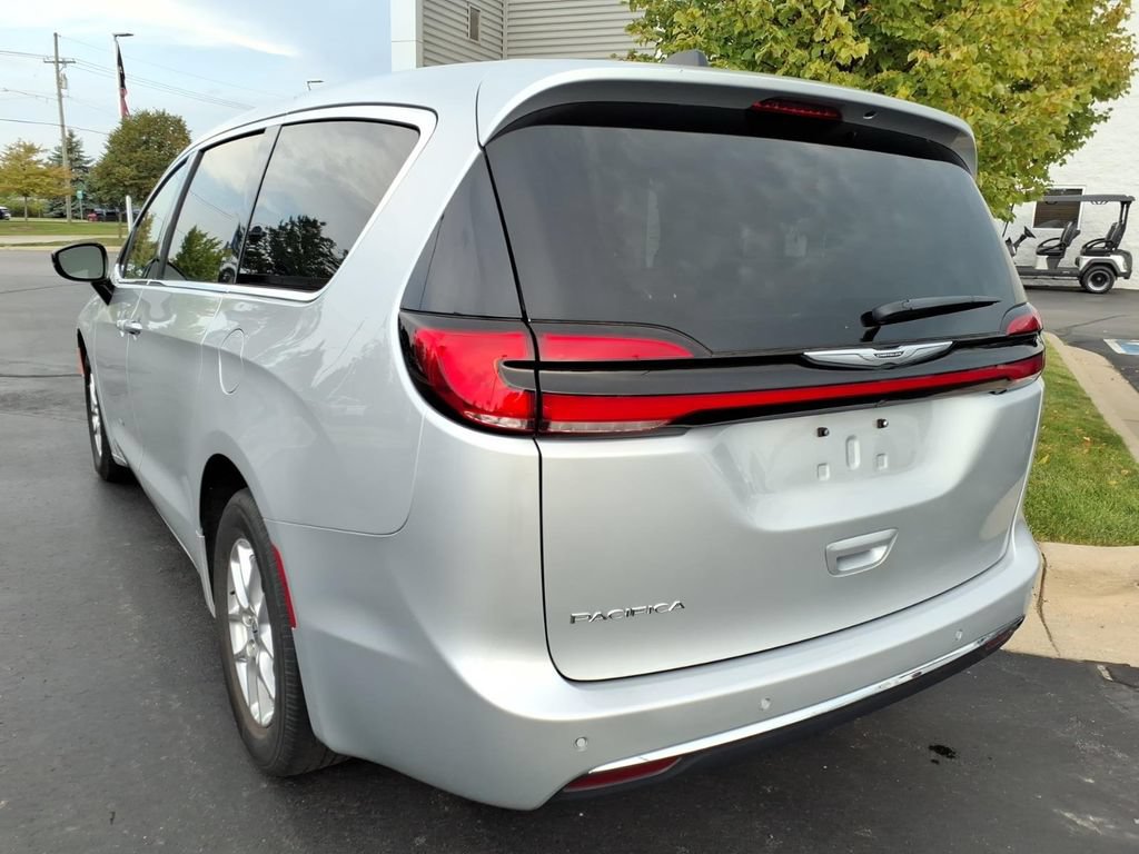 Used 2024 Chrysler Pacifica Touring-L FWD image 6