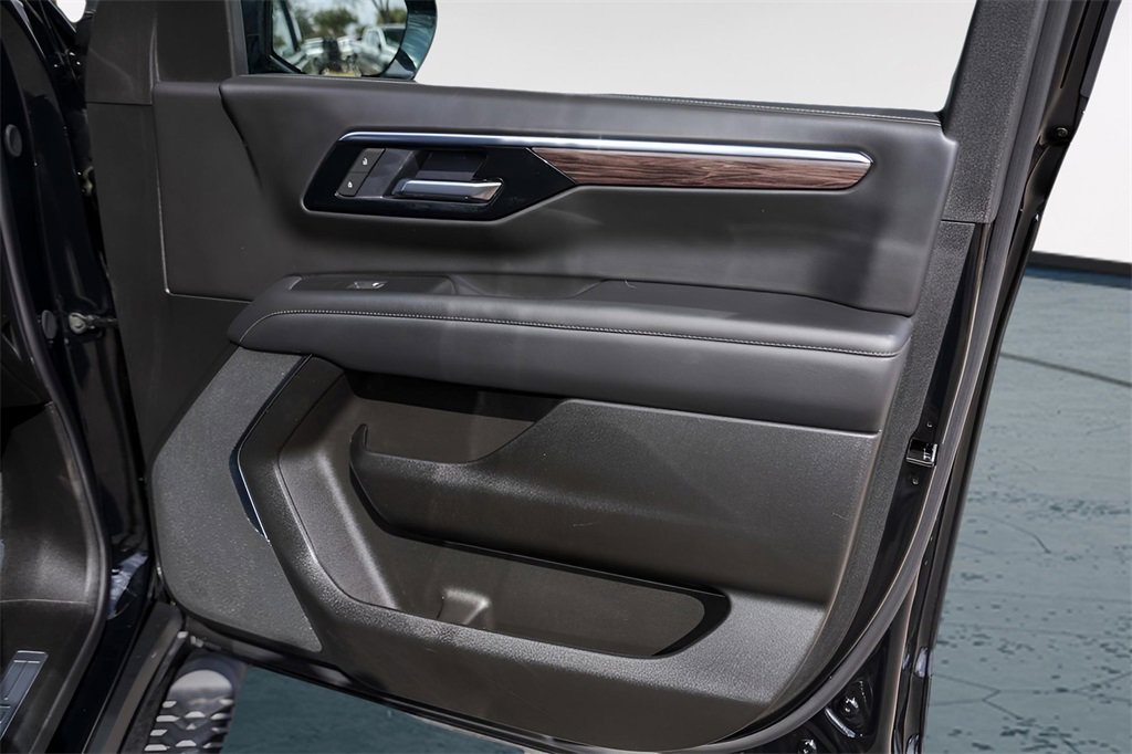 Used 2025 Chevrolet Suburban Z71 image 32