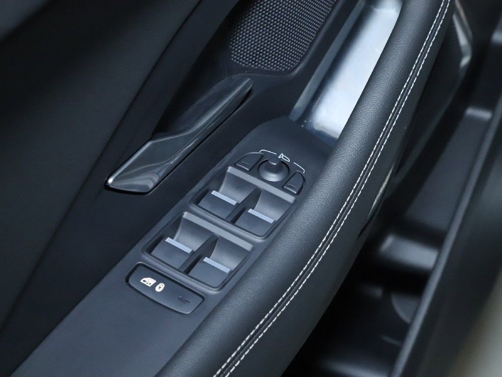 Certified 2024 Jaguar E-PACE R-Dynamic SE image 30