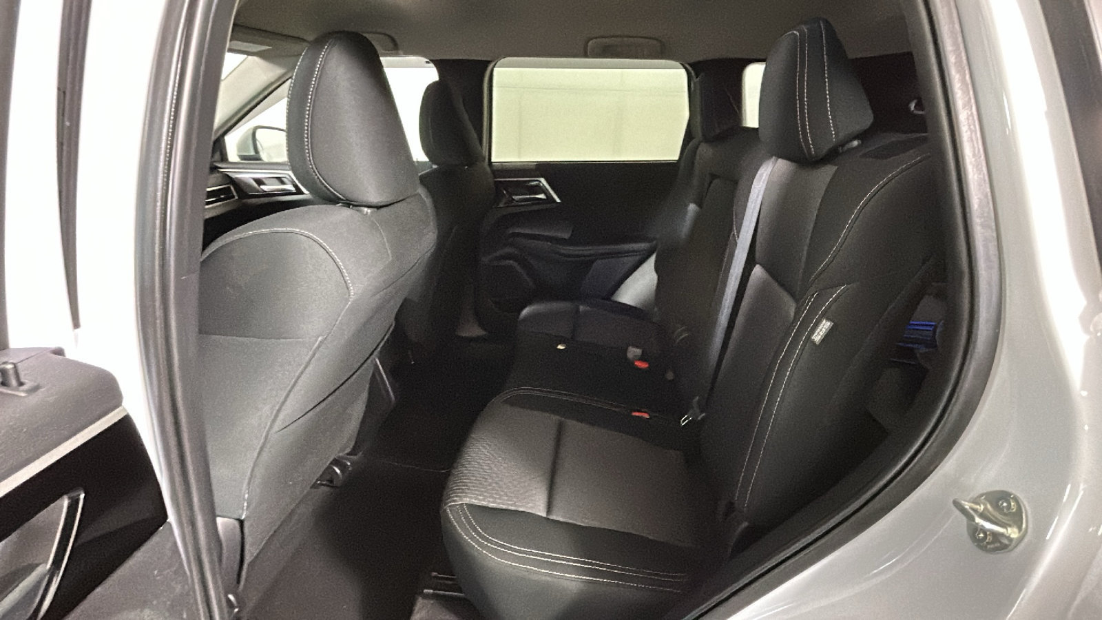 Used 2023 Mitsubishi Outlander ES AWD/4WD image 30