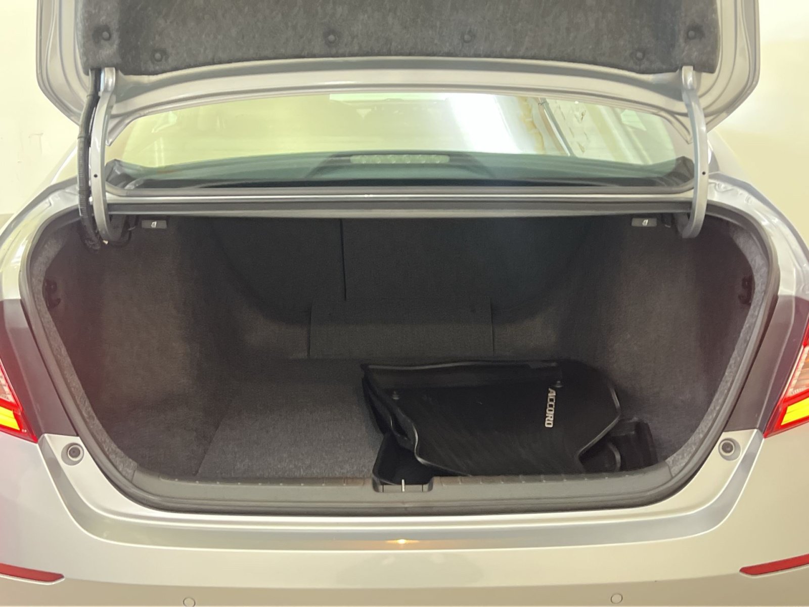 Used 2020 Honda Accord Touring image 25