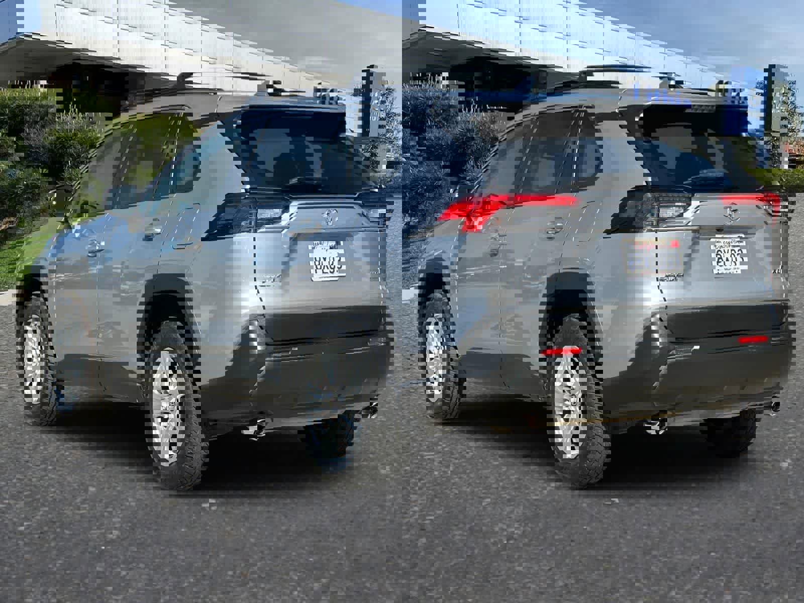 Used 2020 Toyota RAV4 XLE w/ Convenience Package image 8