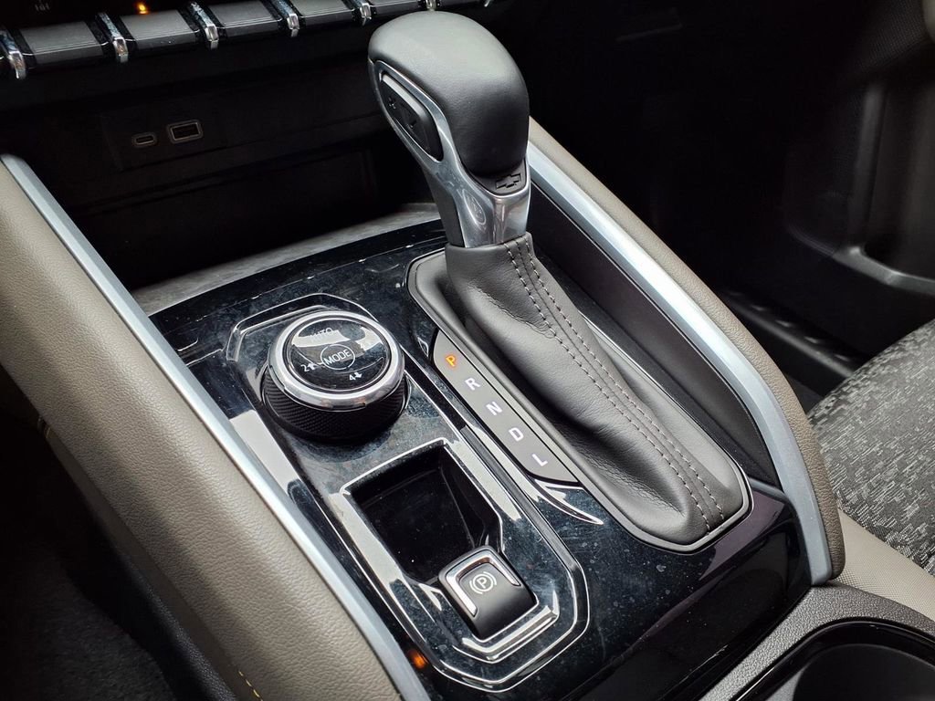 Used 2024 Chevrolet Colorado ZR2 w/ Technology Package image 18