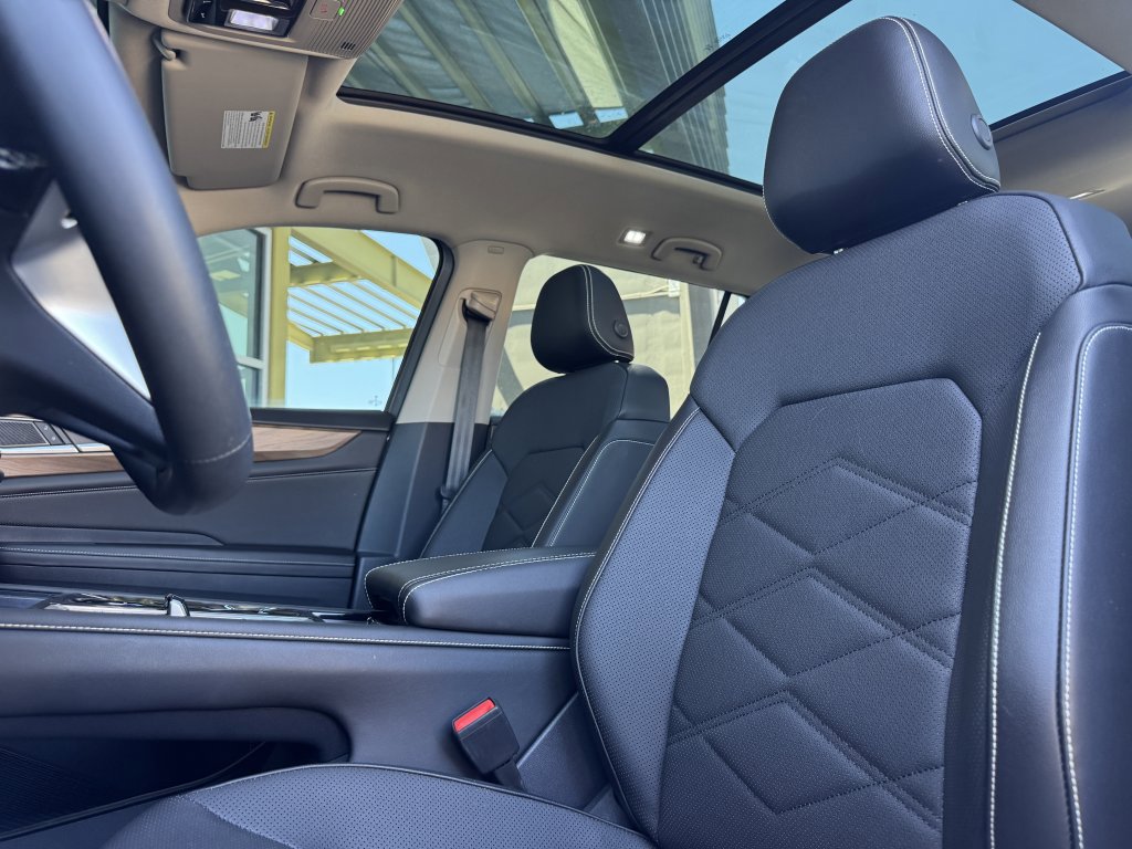 Used 2024 Volkswagen Atlas SE w/ Panoramic Sunroof Package image 27