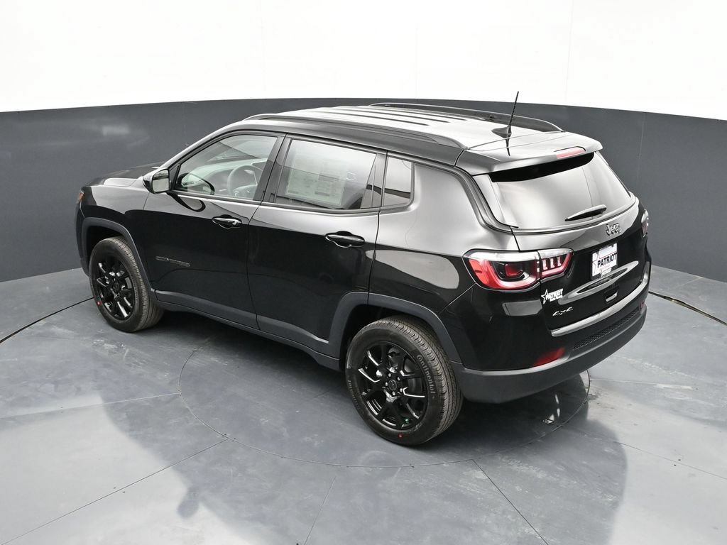 Used 2026 Jeep Compass Latitude AWD/4WD image 25