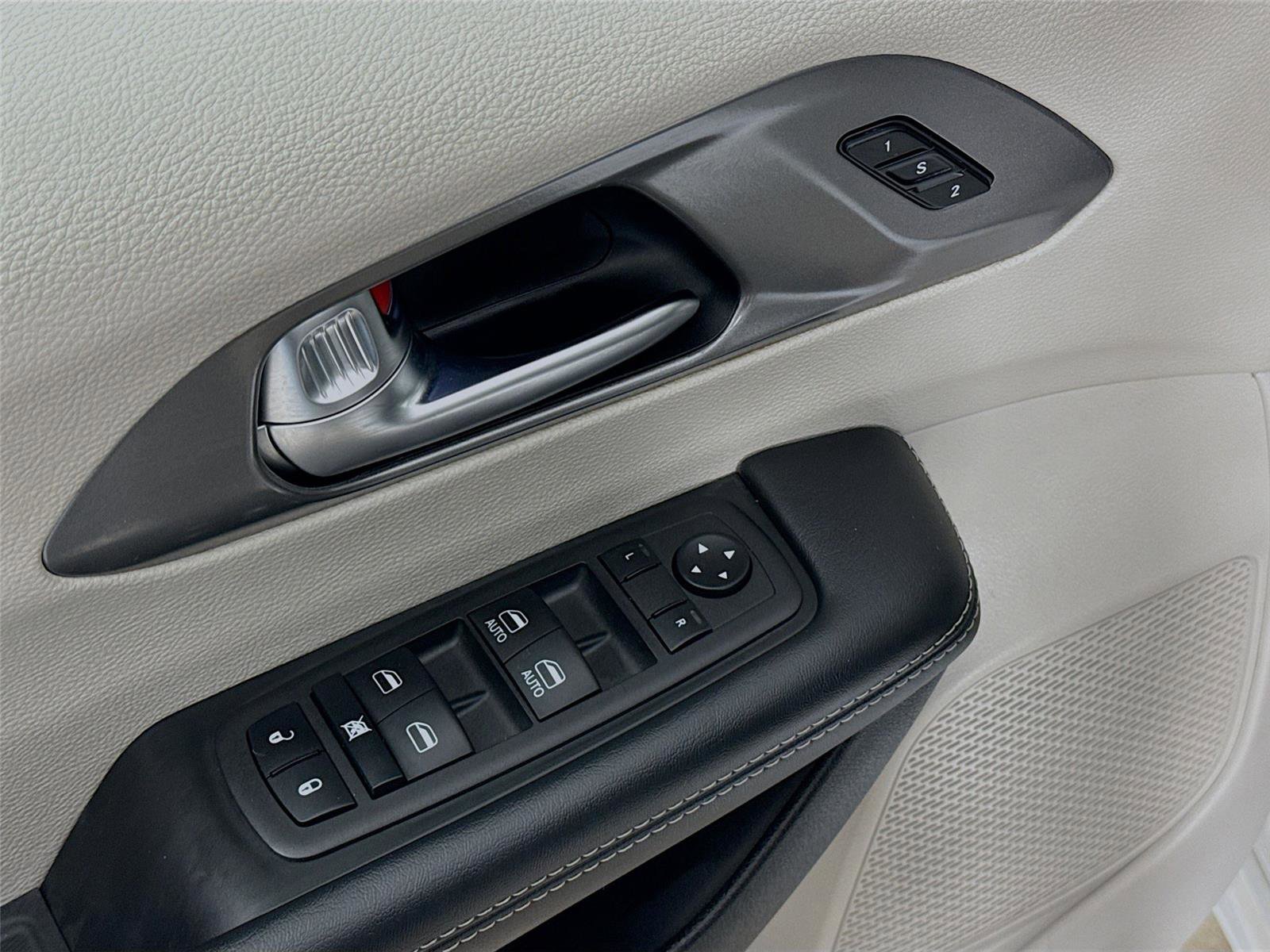 Used 2023 Chrysler Pacifica Touring-L image 20