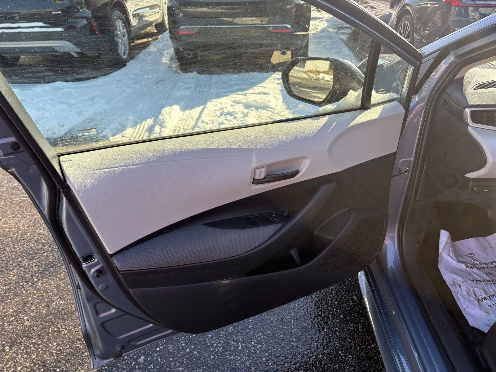 Used 2022 Toyota Corolla LE image 9