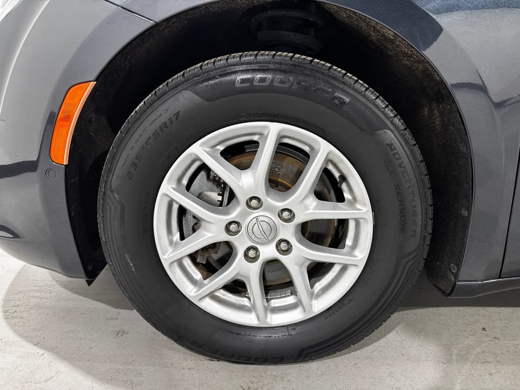 Used 2020 Chrysler Pacifica Touring w/ Advanced Safetytec Group FWD image 9