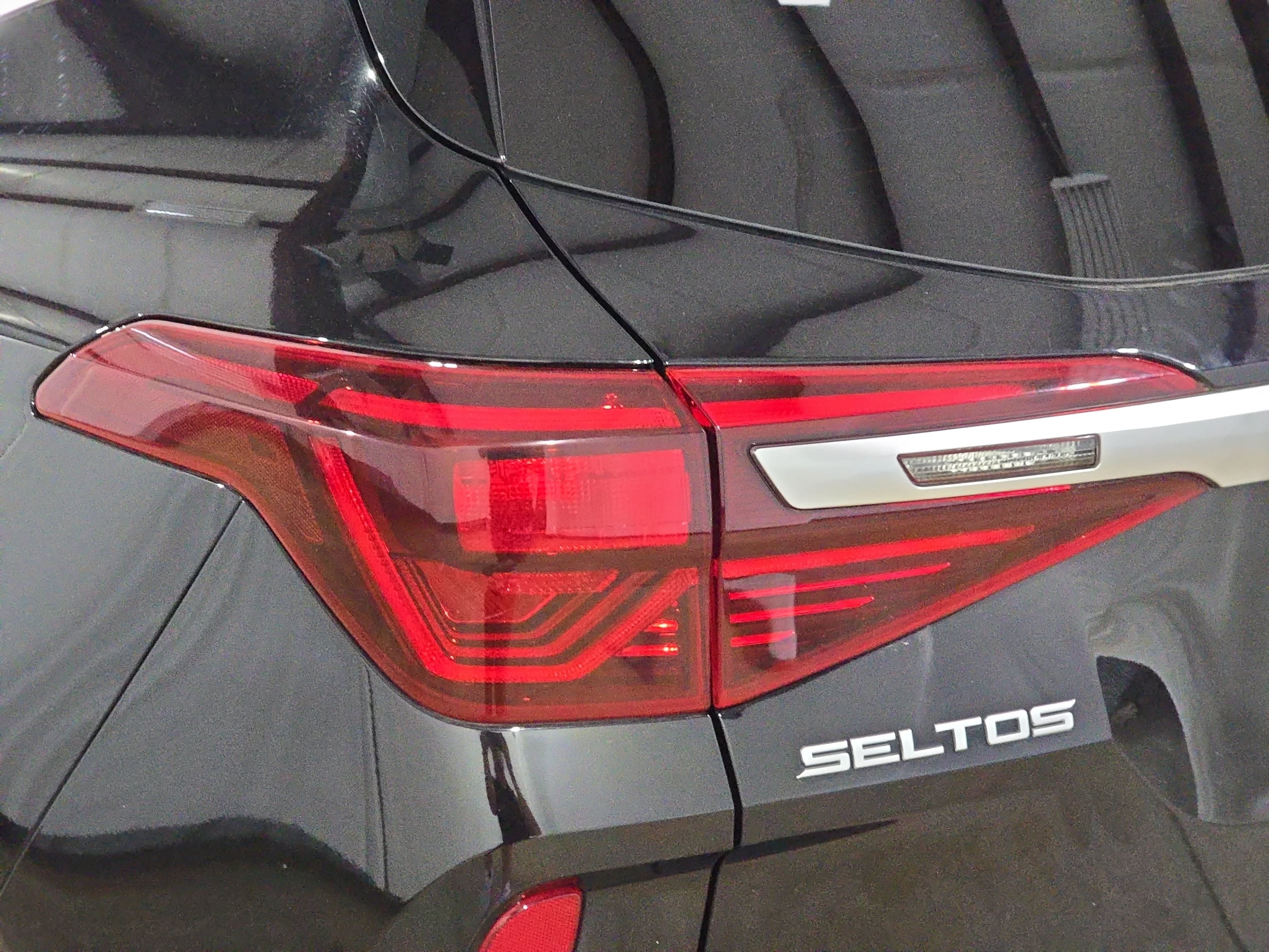 Used 2023 Kia Seltos Nightfall Edition AWD/4WD image 29