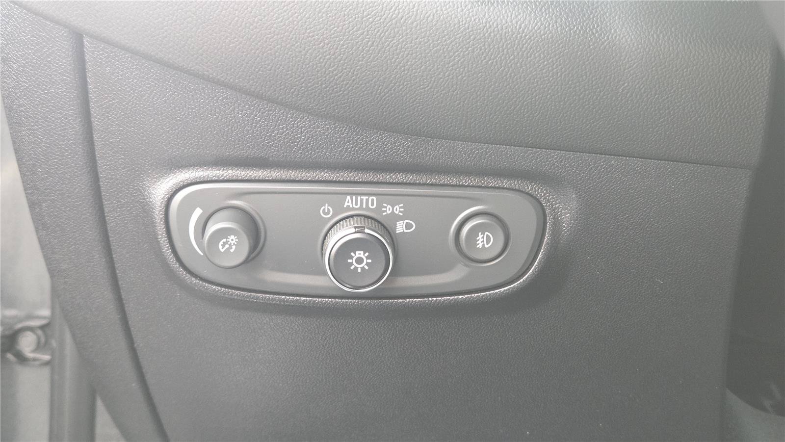 Used 2018 Chevrolet Equinox Premier AWD/4WD image 17