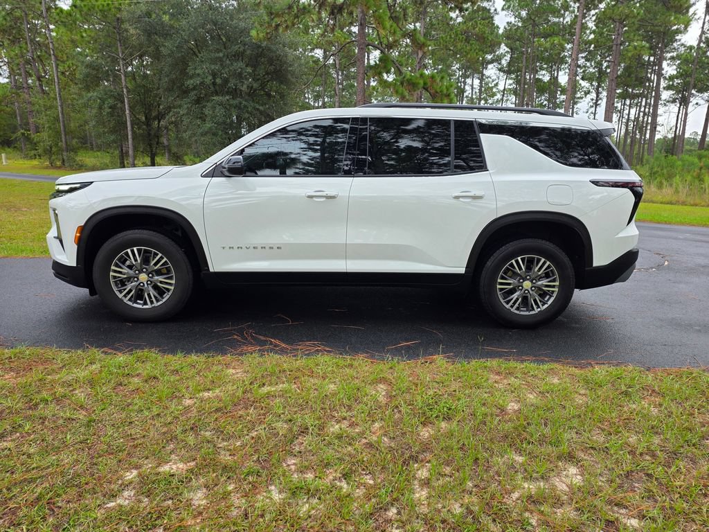Used 2025 Chevrolet Traverse LT FWD image 2