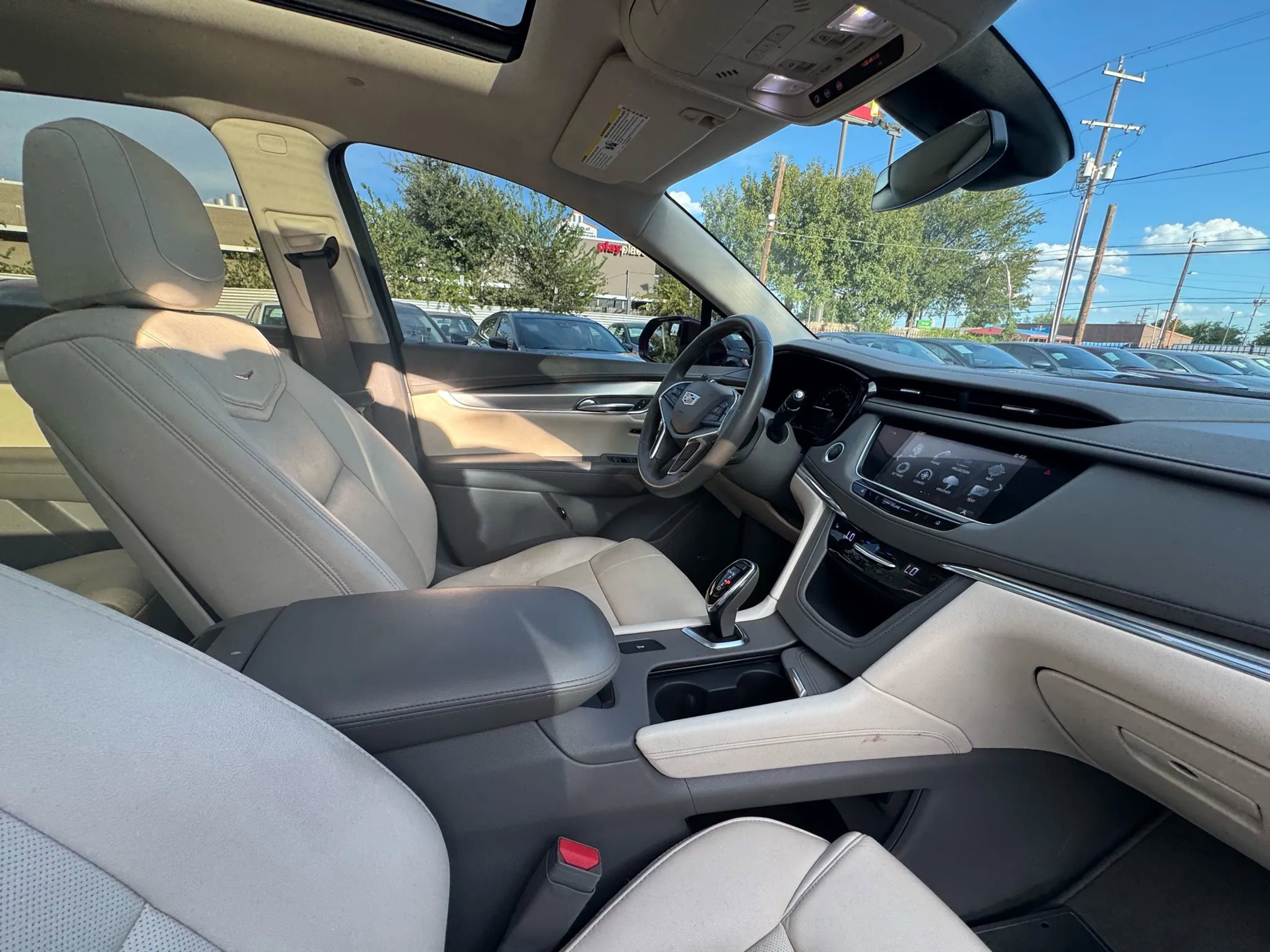 Used 2018 Cadillac XT5 Luxury w/ Driver Awareness Package image 18